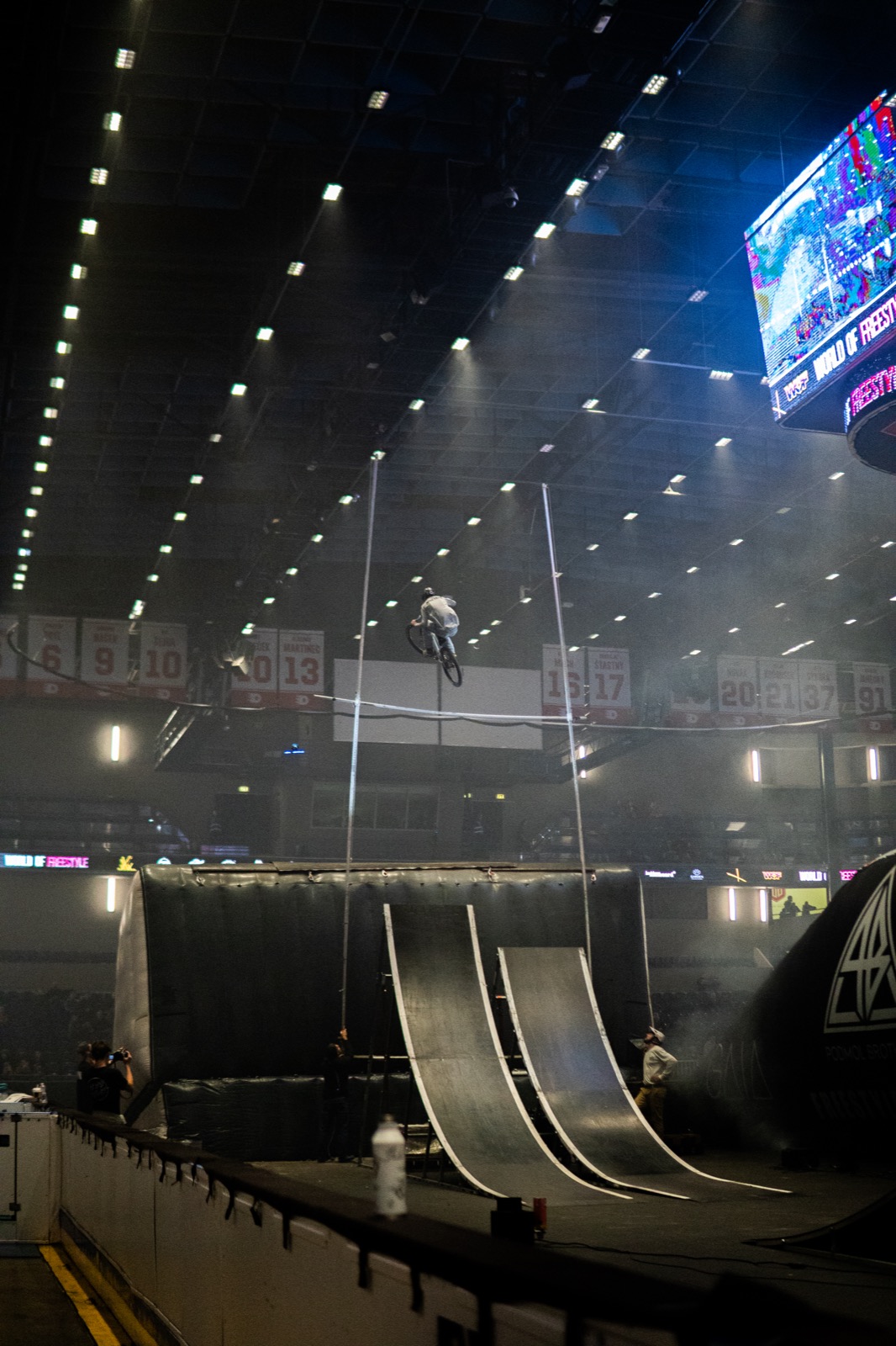 BMX jezdec ve vzduchu nad rampou